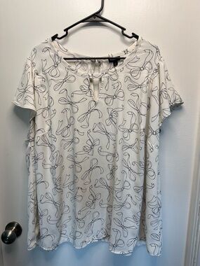 Torrid White Short Sleeve Keyhole Top with Black Bow Print